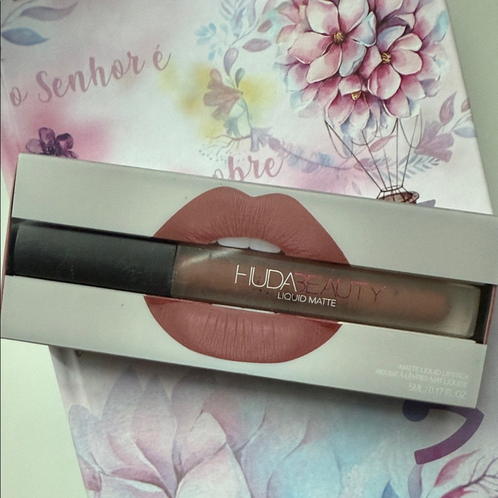 HUDA BEAUTY Liquid Matte Lipstick Wifey - Nude Brown